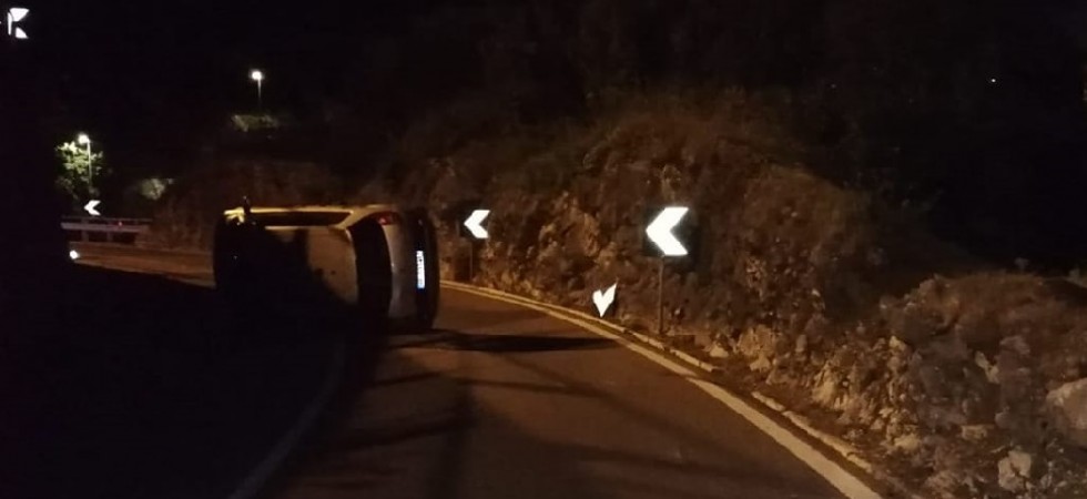Un’auto si ribalta sulla Nago-Torbole paura per l’uomo alla guida